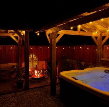 Hot tub Retreat In The Valley's Of South Wales