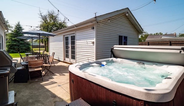 Hot Tub Retreat Near Lake + Cedar Point