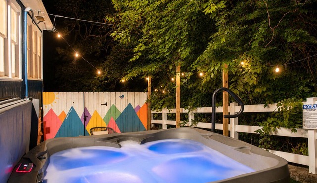 Hot Tub Retreat Near Turner Falls