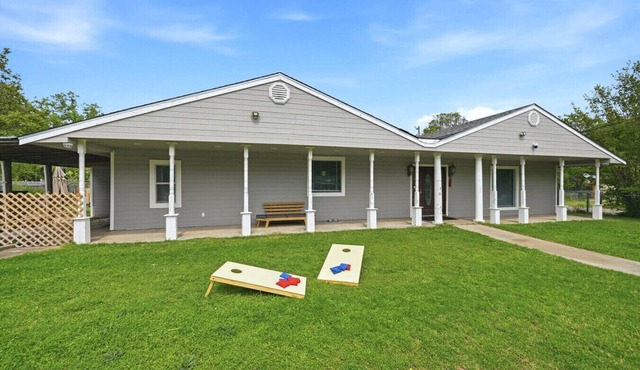 Hot Tub Retreat with Fenced Yard Near Lake Texoma