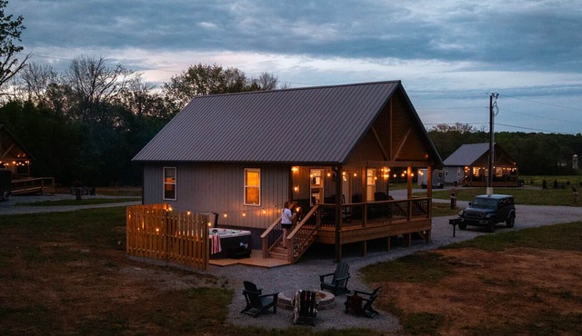 Hot Tub~River Boat Ramp~Pickleball~Lake Cumberland~Family Friendly Cabin