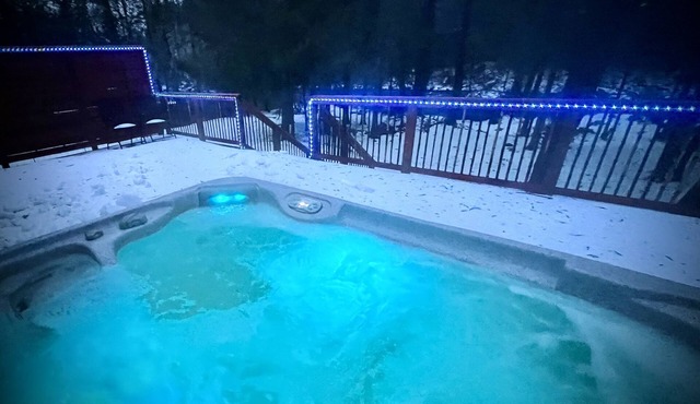 Hot tub, River Front, Mt. Hood, and Relaxation for Friends and Family!