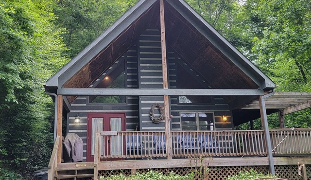 Hot Tub, River Views, Couples & Families!