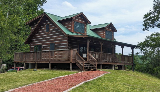 Hot Tub & River Views: 'Doolittle Mountain Cabin'