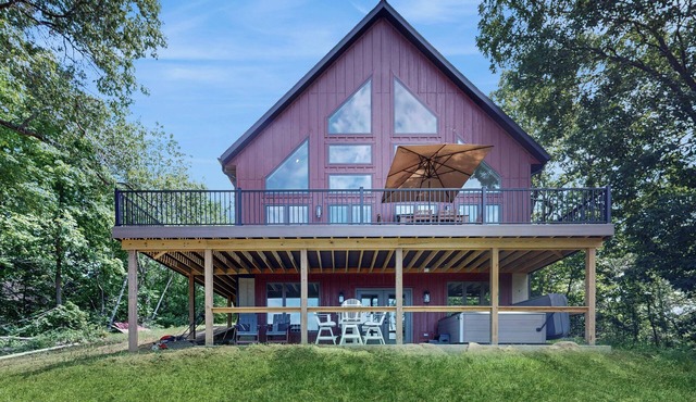 Hot Tub, River Views! Luxurious Wisconsin Retreat