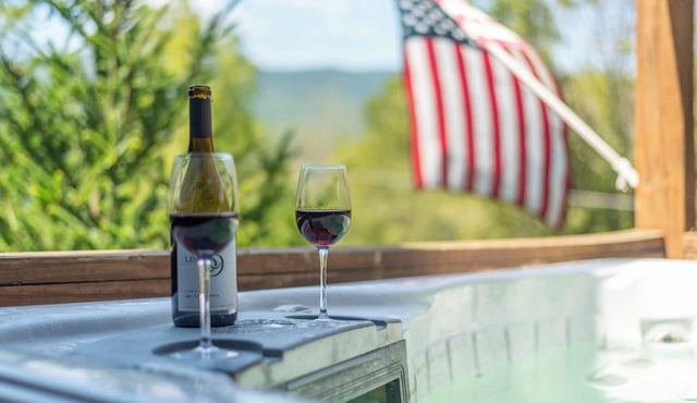 Hot Tub+River Views, Grill, Fireplace! Mtn Views, Private, 5 Min to Burnsville!