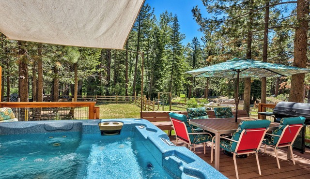 HOT TUB, RIVERFRONT CHALET FAMILY & DOG FRIENDLY ON ACRE NEAR 3 SKI AREAS, SLED