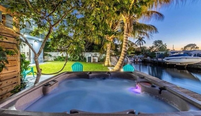 Hot Tub! Roof Top! Firepit! Boat Dock!
