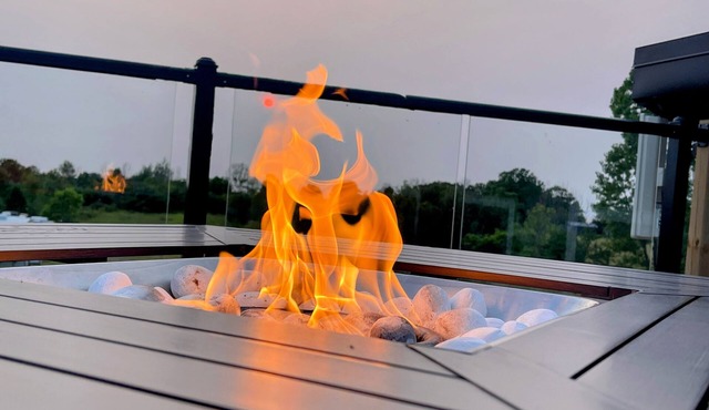 HOT TUB, ROOFTOP PATIO AND SUNSET LAKE VIEWS! Dogs welcome!