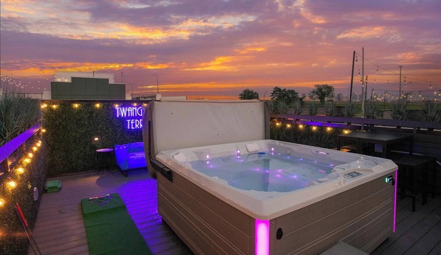 Hot Tub & Rooftop Views - Twang Town Terrace