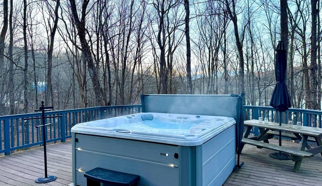 Hot Tub, Sauna, Fireplace, & Vinyl– Adventure & Charming Towns!