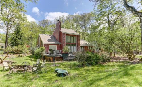 Hot tub, Sauna, fire pit, games and nature in Lake Poconos
