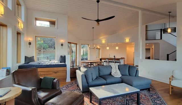 Hot tub | Sauna |Firepit |Sleeps 6!