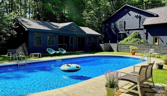 Hot tub, Sauna, Game Room, Fireplaces + Heated Pool in Summer!