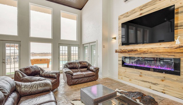Hot Tub & Sauna: Lakefront Wichita Falls Home!