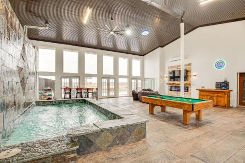 Hot Tub & Sauna: Lakefront Wichita Falls Home!