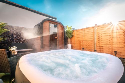 Hot Tub & Sauna Retreat , 4BR with Free Parking