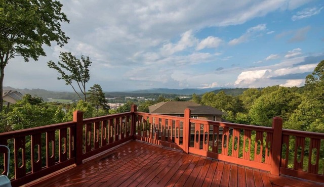 Hot tub/sauna with mountain views minutes from downtown