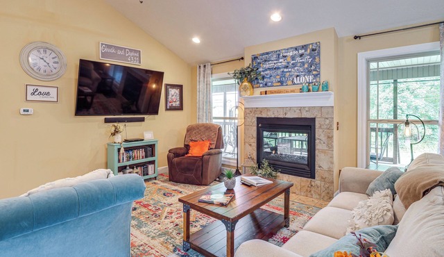 Hot Tub & Scenic Deck! Spacious Cookeville Retreat