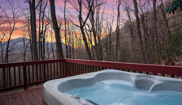Hot Tub - Screen Porch - Rockers - Fire Pit - Cozy - Clean - Fast Wi-Fi - 5 Star