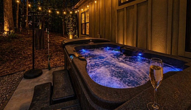 Hot Tub + Screened in Porch, Family Friendly Cabin in Red River Gorge- The Perch