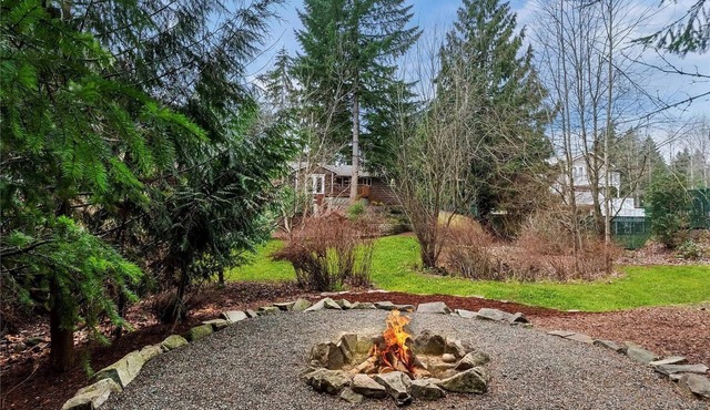 Hot-Tub, Seconds to Lake Tapps, Huge Backyard, Fire-pit, Pet & Family Friendly!