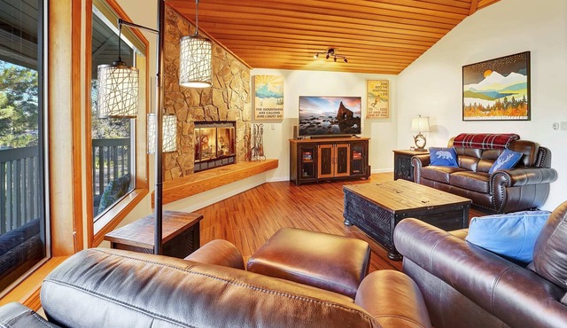 Hot tub, SHARC passes, A/C, bikes + quiet Sunriver location near river/trails
