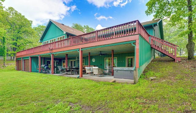 Hot Tub & Shared Dock: Lakefront Grove House