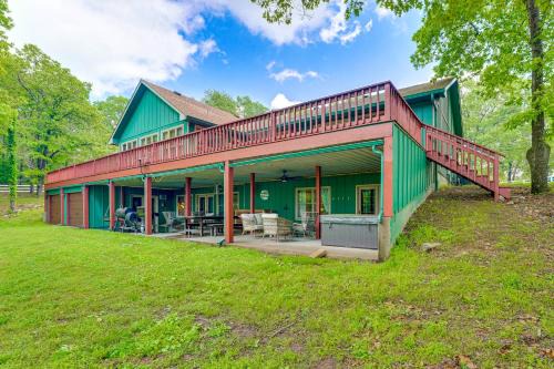 Hot Tub & Shared Dock: Lakefront Grove House