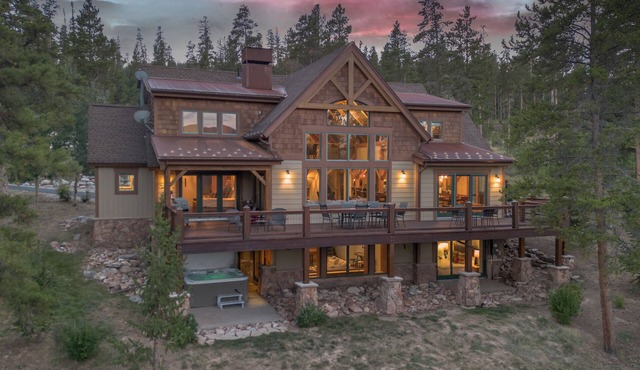 Hot Tub + Ski Shuttle + Pet Friendly - Moose Tracks Lodge
