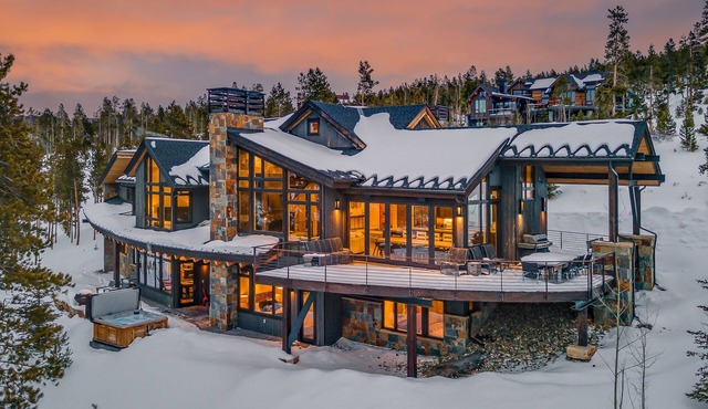 Hot Tub + Ski Shuttle | Vickery's Vantage