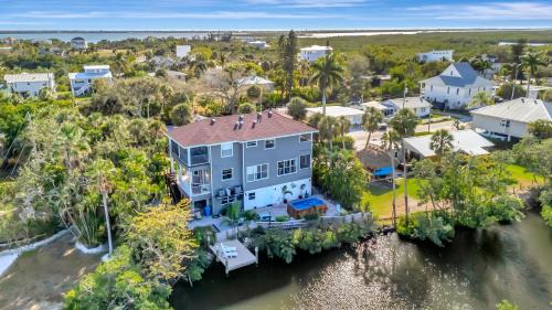 Hot Tub Sleeps 10 Park Your Boat & Trailer