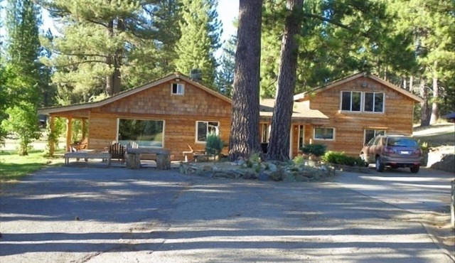Hot Tub, sleeps 12, Centrally located to 5 golf courses.