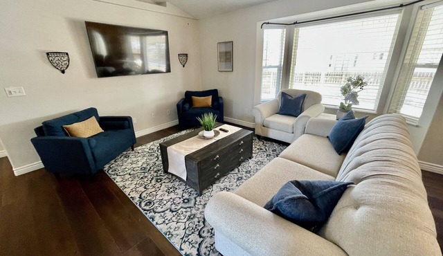 HOT TUB sleeps 15+, Pet Friendly Fenced 2 stry playhouse Idaho Falls