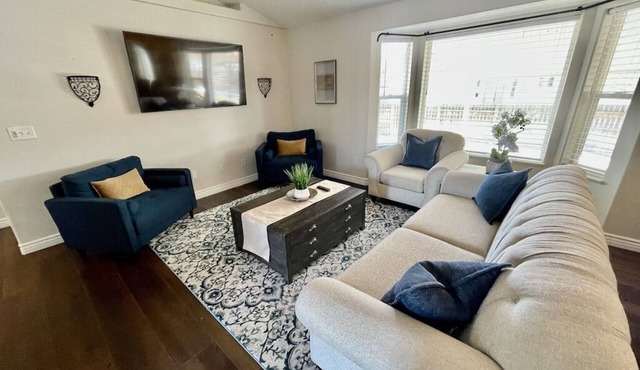 HOT TUB. Sleeps 15+. Pet Friendly. Fenced. 2 Story playhouse. Idaho Falls.