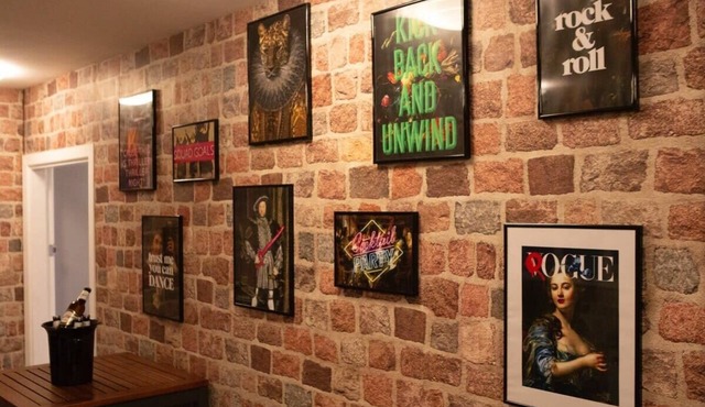 Hot Tub Sleeps 20 Near Liverpool - 7 bedrooms