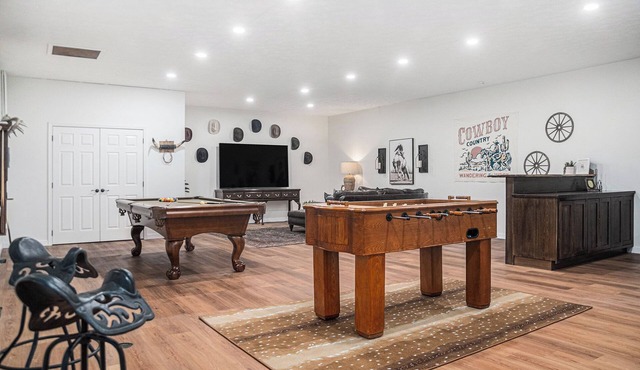 Hot Tub - Sleeps 24 - Game Room - Near Zoo