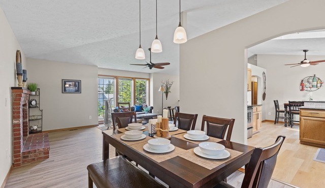 Hot tub! Sleeps 8-11 Upscale Area