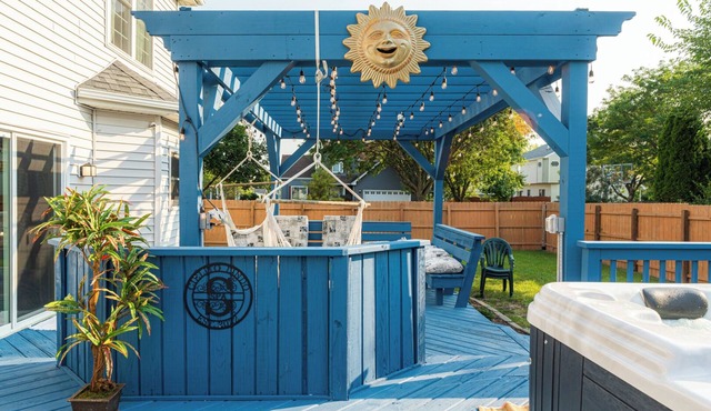Hot Tub, Smart TVs, Spacious 5bedroom house in charming Bolingbrook with WiFi,AC