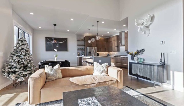 Hot Tub|Snowy Lake Mtn Views |Gorgeous New Home