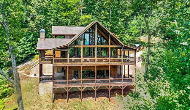 Hot Tub Soaks, Scenic Vistas, Starlit S'mores, Game Nights & Outdoor Fun - Little Creek Cabin