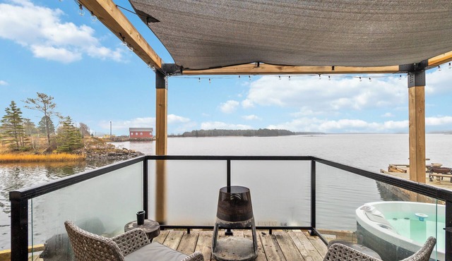 Hot tub & spectacular ocean view! Cozy hideaway
