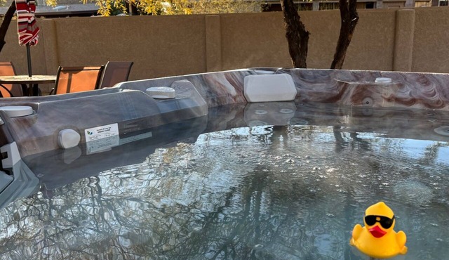 Hot tub stargazing, pet friendly! Downtown & hiking nearby.
