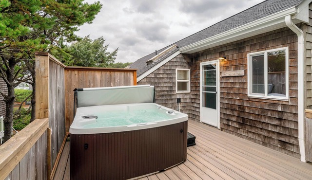 Hot tub, steps to beach access, dogs ok, firepit, EV charger- Ocean's Echo