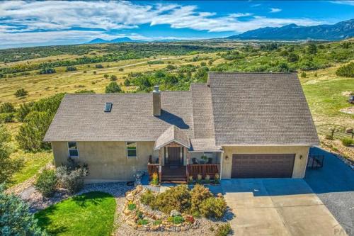 Hot Tub Stunning Mountain Views Hillside Haven