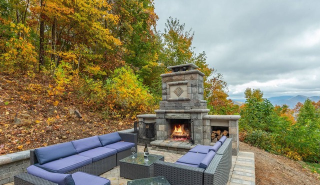Hot Tub, Stunning Mtn Views, Close to town, Outdoor Fireplace & Private