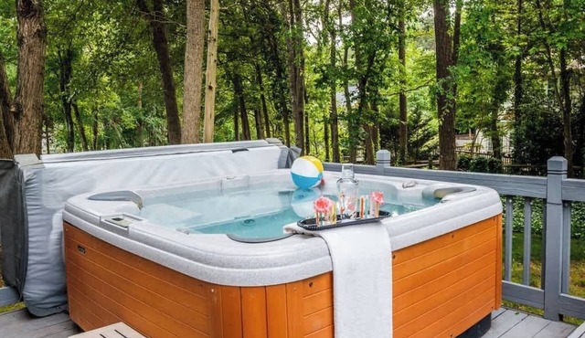 Hot Tub - Suburban - Comfy