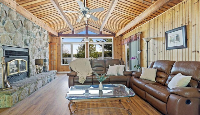 Hot Tub, SUP, Canoe, Fireplace, WiFi, Dog Friendly, 5 Mins to Baysville