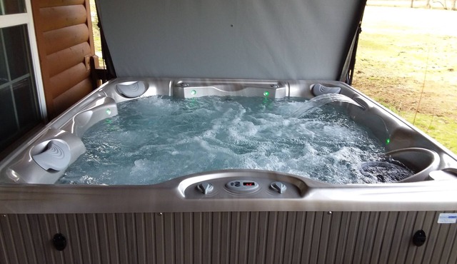 Hot Tub! Super Mountain River Cabin, Wi-Fi, Pool, Tube, Trout, Close to Helen