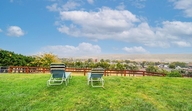 Hot Tub & Sweeping Views: Apt in Clarkston!